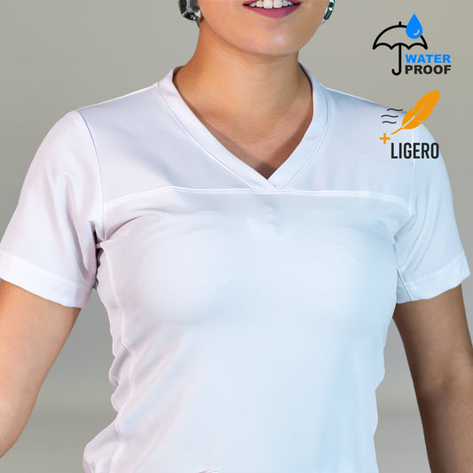 Detalle de cuello en V y manga corta de filipina médica blanca FW 515 para mujer en tela antifluido
