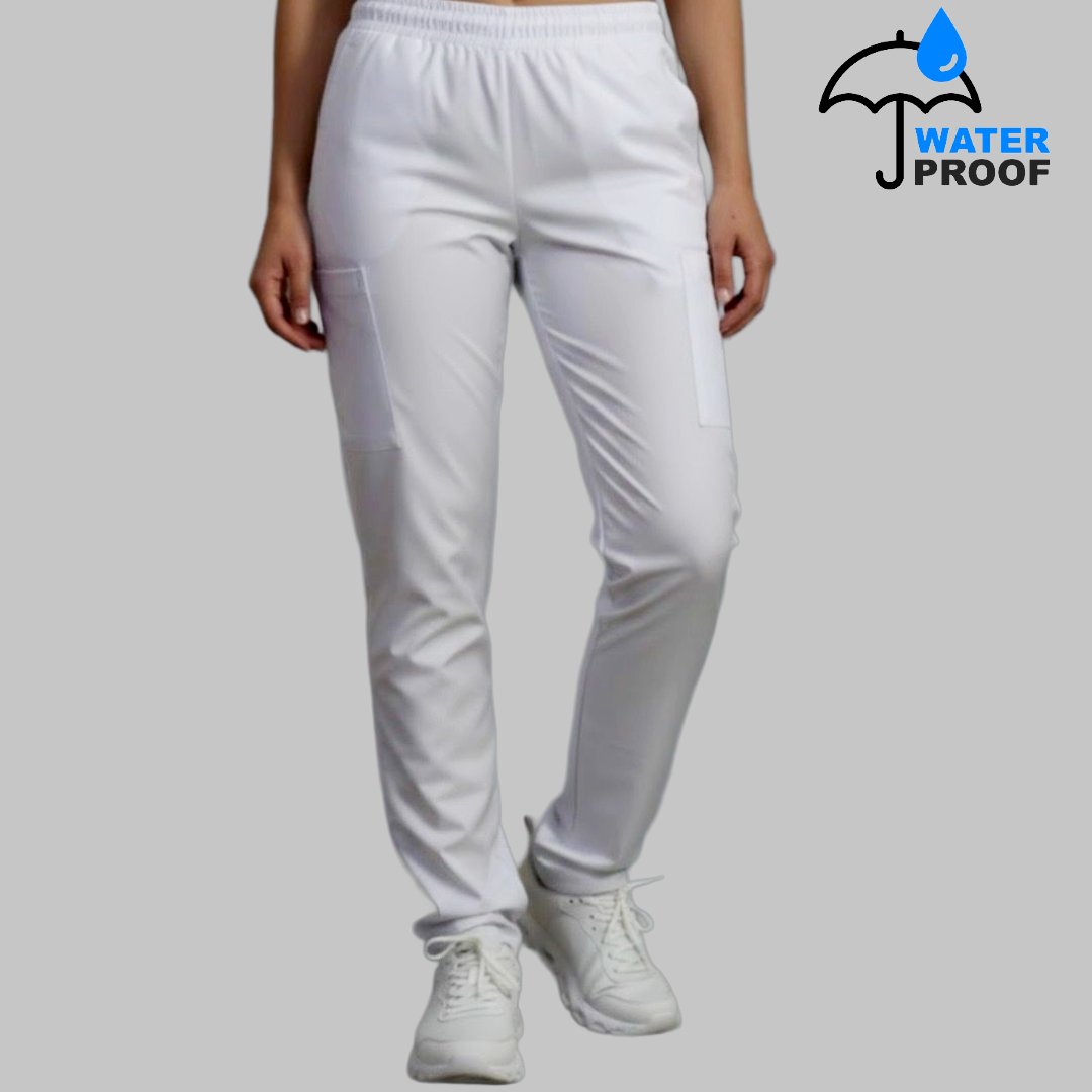 Pantalón quirúrgico blanco para mujer con 5 bolsas y tela stretch antifluido