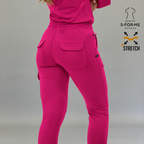 Jogger quirúrgico mujer 905 fucsia, vista posterior con bolsillo trasero de solapa y bolsillos cargo laterales