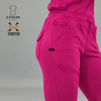 Jogger quirúrgico mujer 905 fucsia, detalle frontal de la cintura con cordón y bolsillos con cremallera en la cadera y el muslo