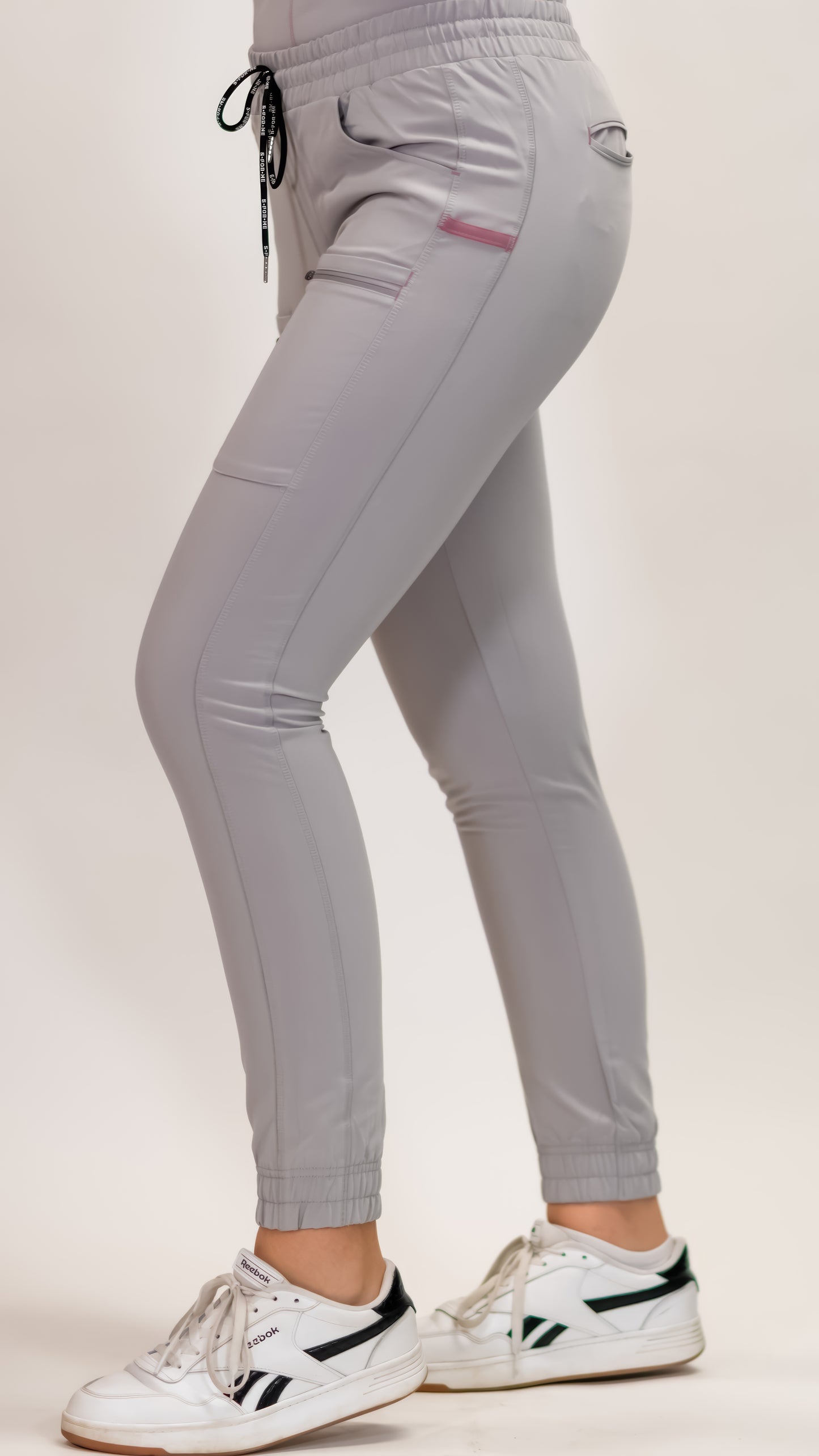 Jogger Quirúrgico Gris Perla Mujer, Scrubs Antifluido Est. 300