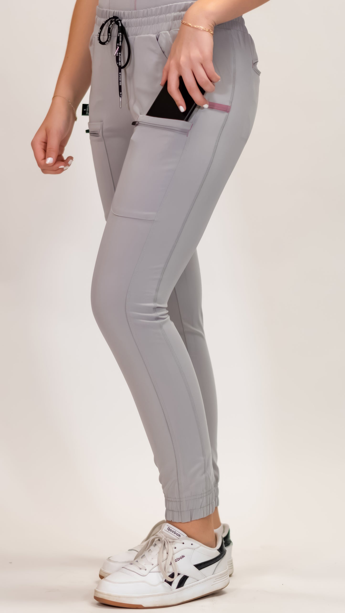 Jogger Quirúrgico Gris Perla Mujer, Scrubs Antifluido Est. 300