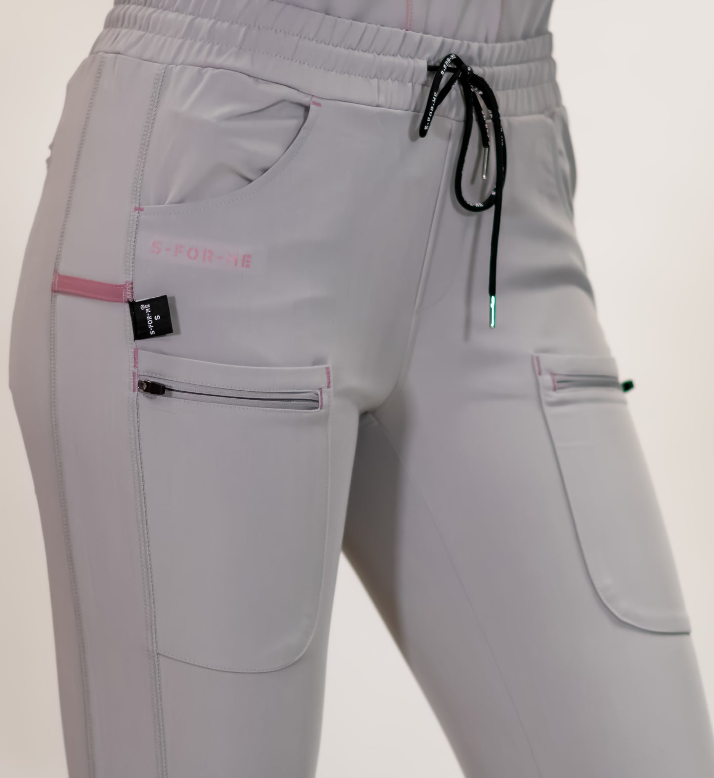 Jogger Quirúrgico Gris Perla Mujer, Scrubs Antifluido Est. 300