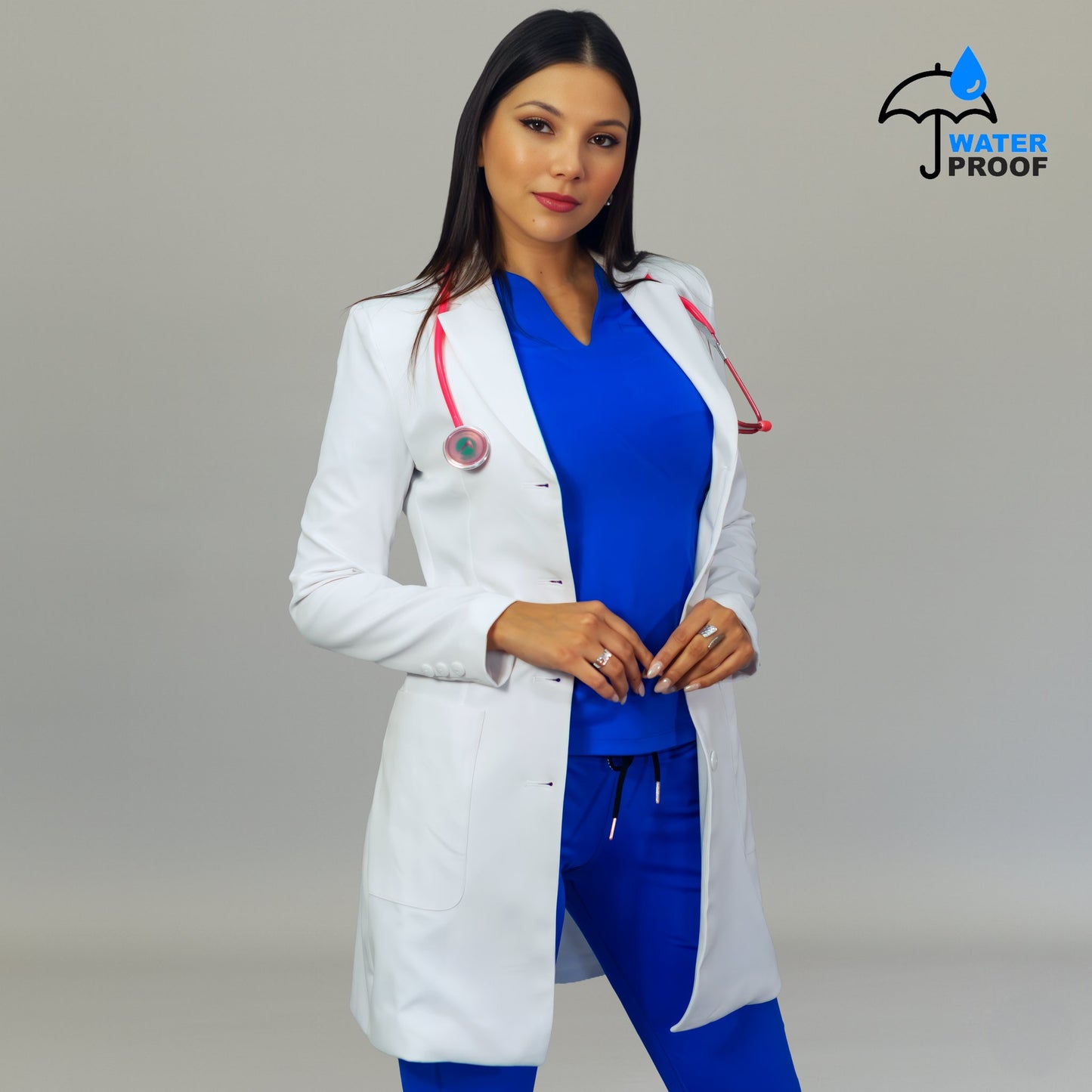 Bata médica blanca para mujer con bolsillos frontales funcionales