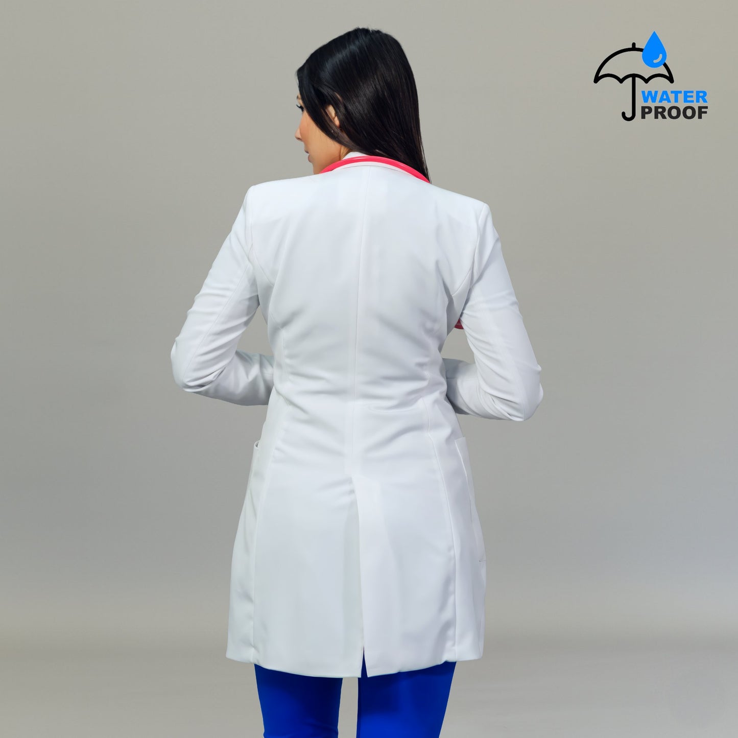 Detalle de tela antifluido en bata médica blanca de dama