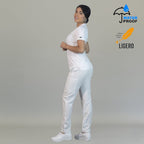 Pantalón médico blanco para mujer con corte relaxed y secado rápido