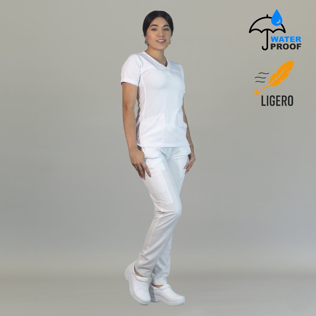 Detalle de pantalón quirúrgico mujer blanco antifluido tela ligera