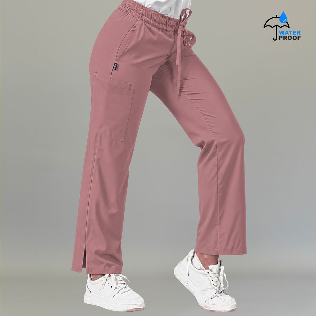 Vista lateral de pantalón quirúrgico Rosa Oscuro 502 pierna amplia para mujer, mostrando el ajuste relajado y caída.