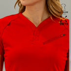 Detalle de cuello en V y bolsa con cierre en filipina roja mujer Scrubs 905