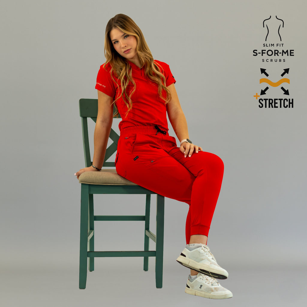 Filipina quirúrgica roja mujer Scrubs 905 Super Stretch en postura sentada