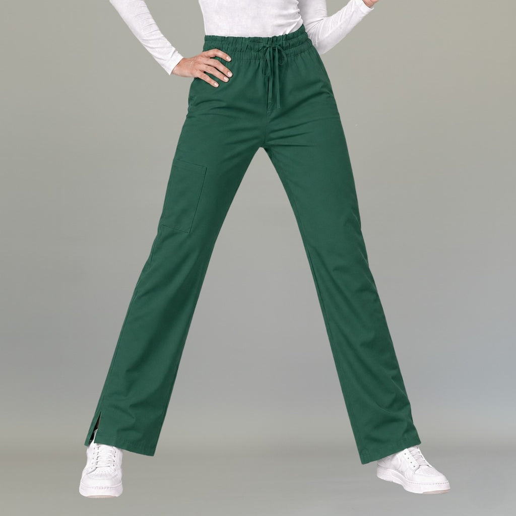 Vista frontal del pantalón verde botella 502 pierna amplia quirúrgico para mujer.