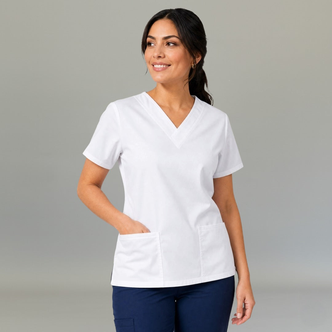 Detalle de filipina médica blanca mujer FW 502 antifluido cuello en V cruzado, mano en bolsa frontal derecha