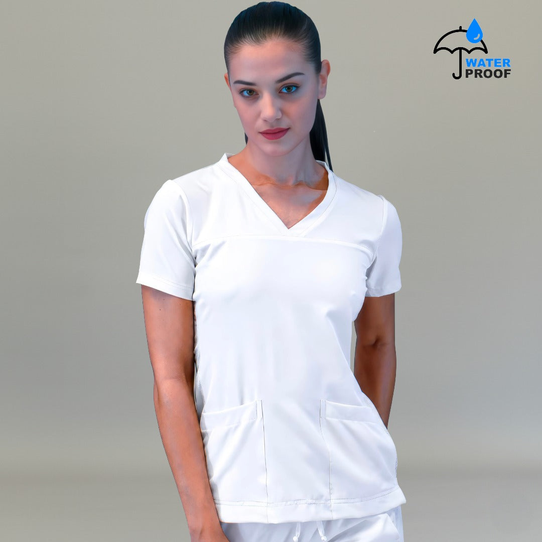 Vista frontal de modelo con filipina quirúrgica blanca 530 para mujer, cuello en V y bolsillos.