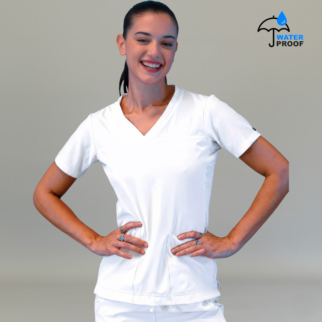 Modelo sonriendo con filipina quirúrgica blanca 530 para mujer y manos en la cintura.