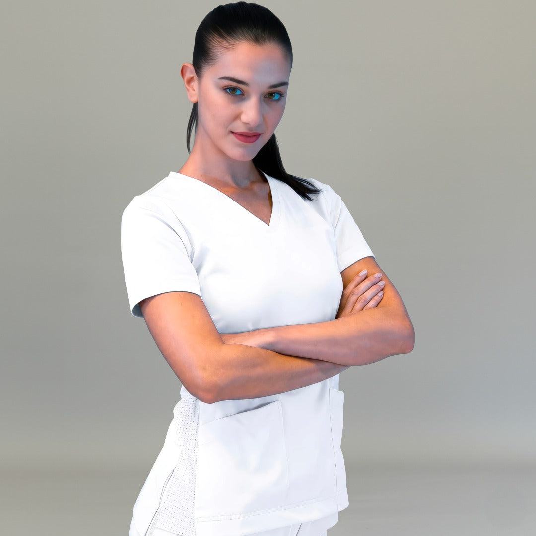 Modelo de brazos cruzados con filipina quirúrgica blanca 530 para mujer, vista de tres cuartos.