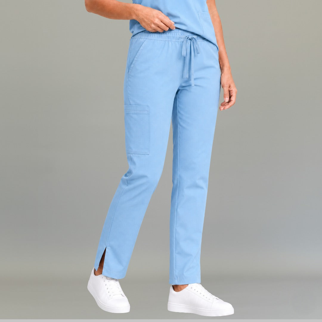 Vista frontal del pantalón quirúrgico azul cielo 502 de pierna amplia para mujer.