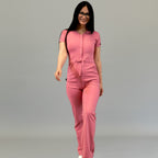 Modelo caminando con jumpsuit quirúrgico mujer 945 Palo de Rosa