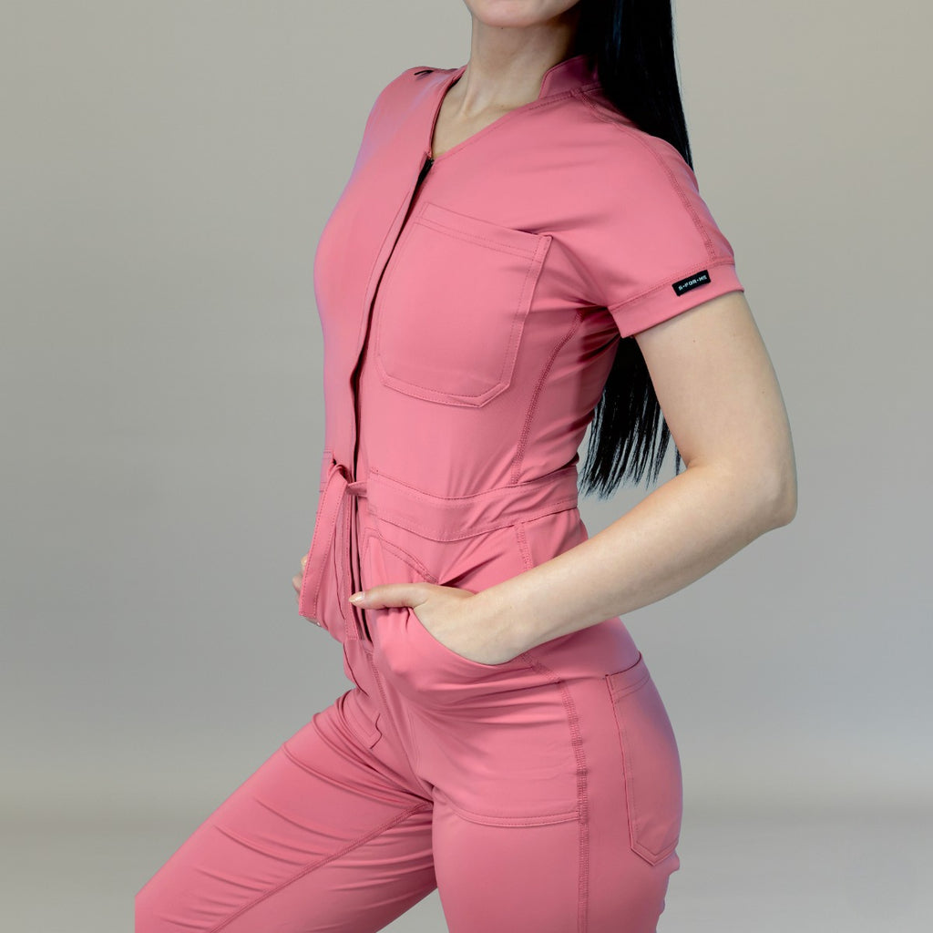 Detalle frontal de cierre, manga y bolsillo del jumpsuit 945 Palo de Rosa