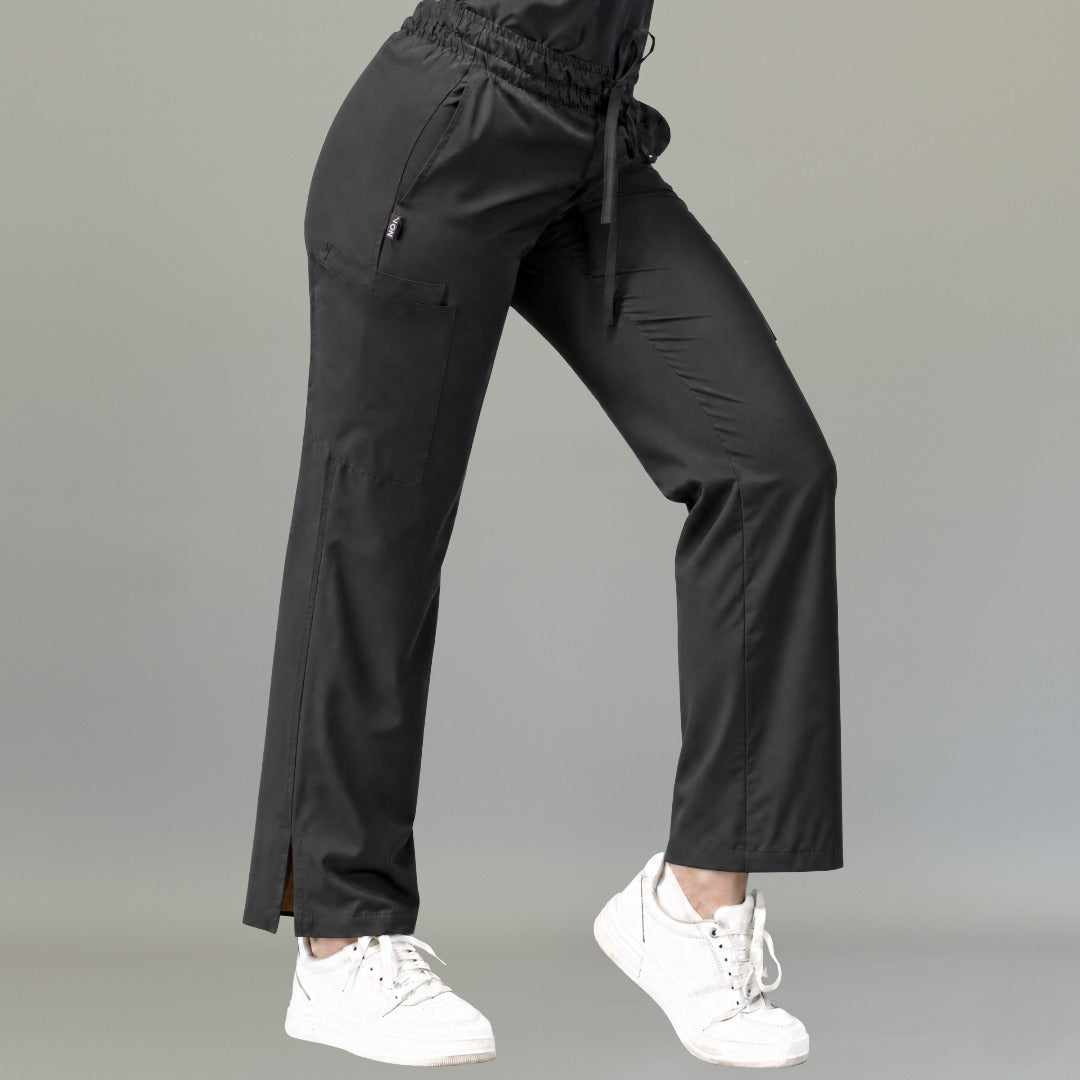 Vista lateral del pantalón negro 502 de pierna amplia con detalle de bolsillos.