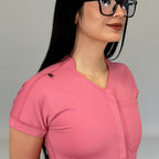 Detalle de cuello y manga corta del jumpsuit quirúrgico 945 Palo de Rosa