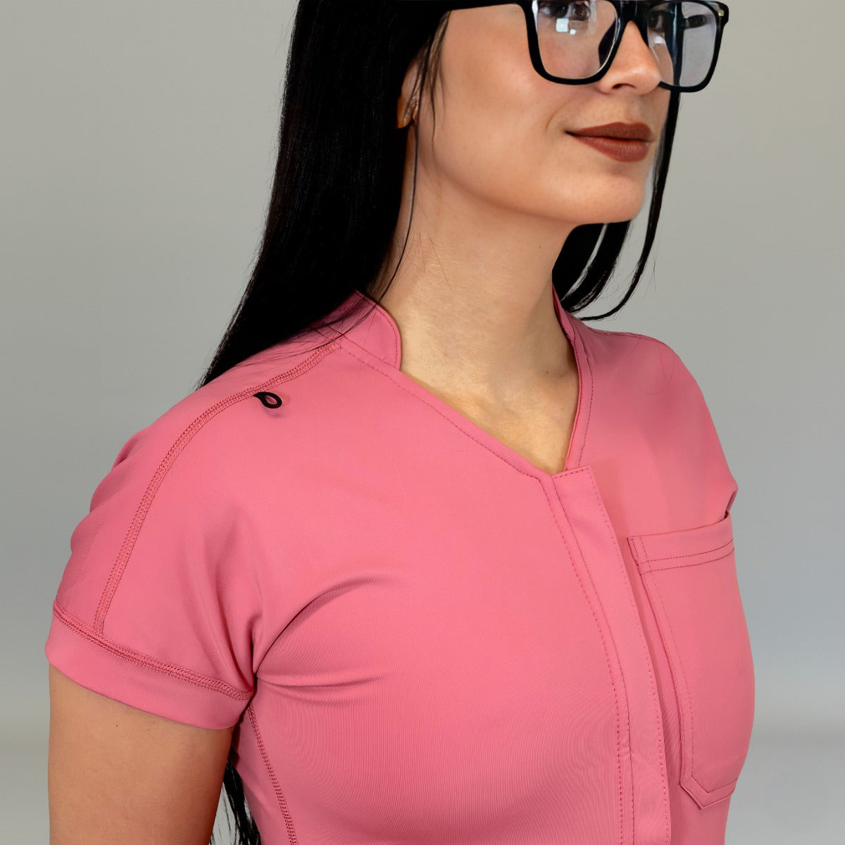 Detalle de cuello y manga corta del jumpsuit quirúrgico 945 Palo de Rosa