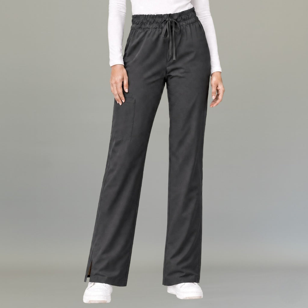 Vista frontal del pantalón negro 502 quirúrgico de mujer estilo relaxed.