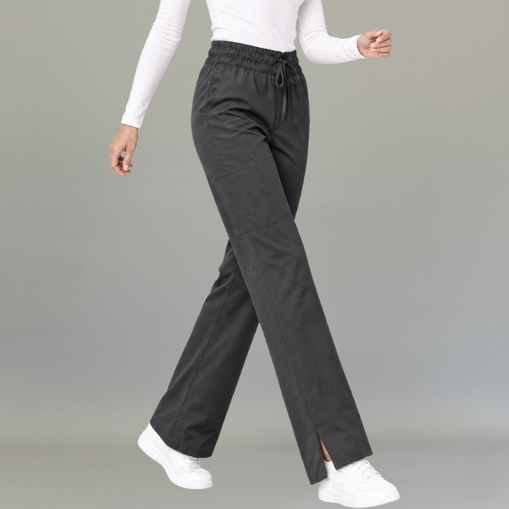 pantalon negro quirurgico para mujer caminando