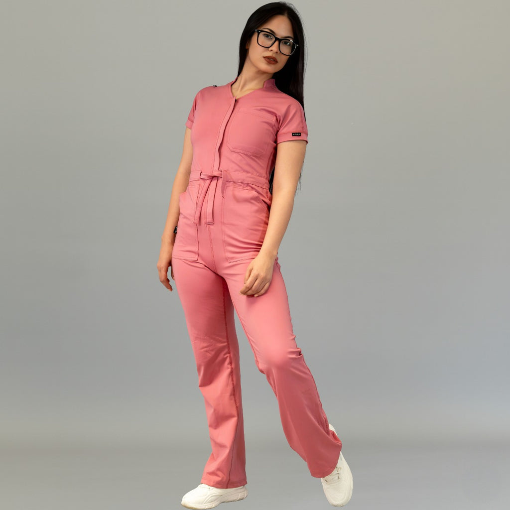 Vista frontal completa del jumpsuit médico mujer 945 Palo de Rosa slim fit