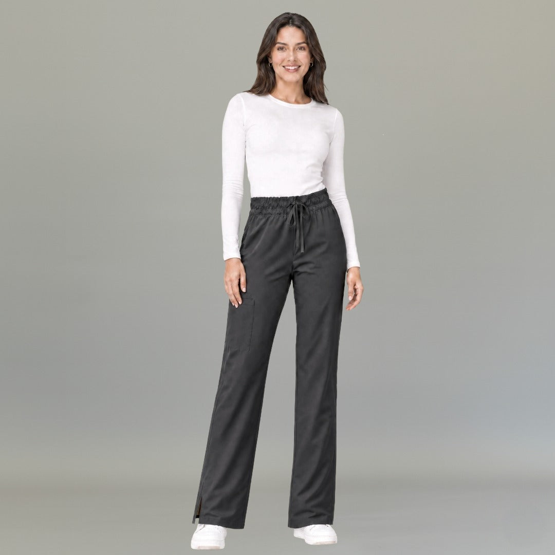 Vista de cuerpo completo luciendo el pantalón negro 502 quirúrgico de mujer.
