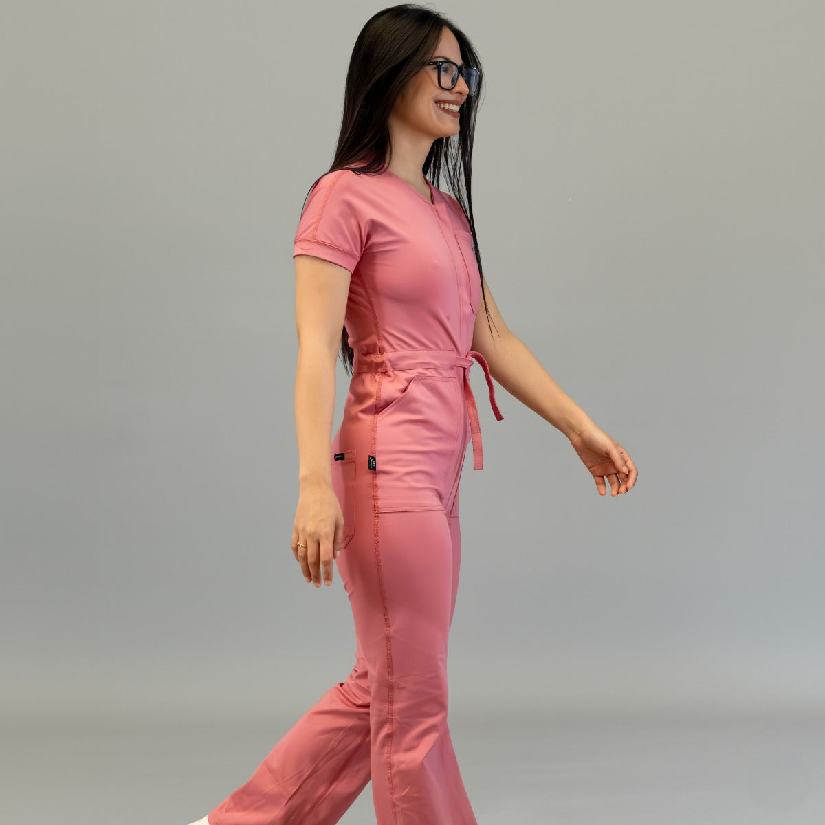 Vista lateral en movimiento del jumpsuit médico mujer 945 Palo de Rosa