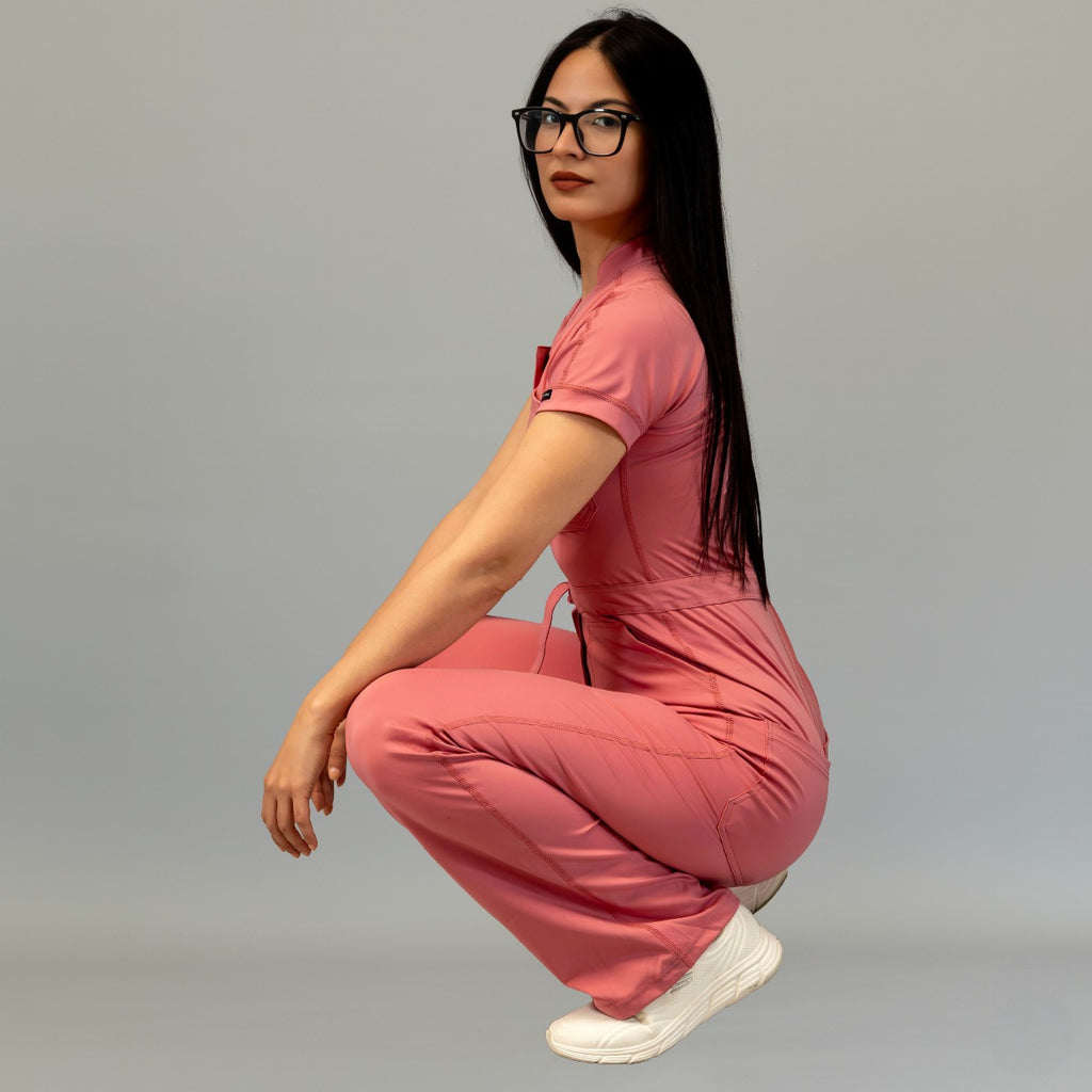 Vista lateral agachada del jumpsuit mujer 945 Palo de Rosa Super Stretch